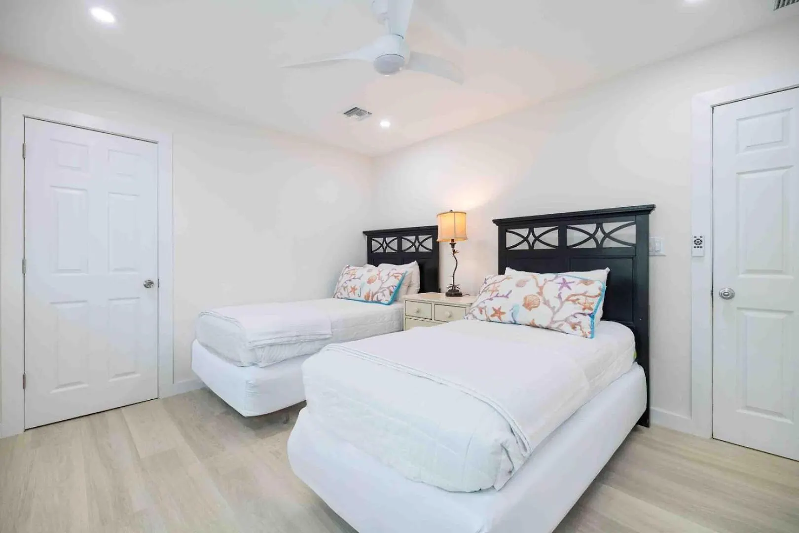 Thatch Hill - Renovated Beach House With Pool, Short Walk To The Rum Point Club Driftwood Village Vila