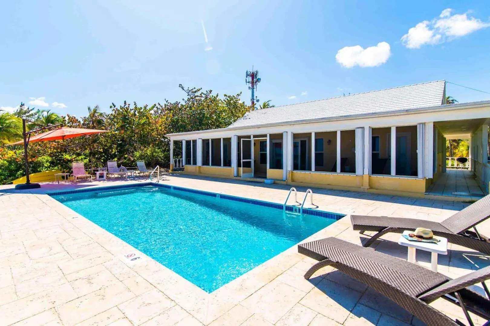 Thatch Hill - Renovated Beach House With Pool, Short Walk To The Rum Point Club Driftwood Village