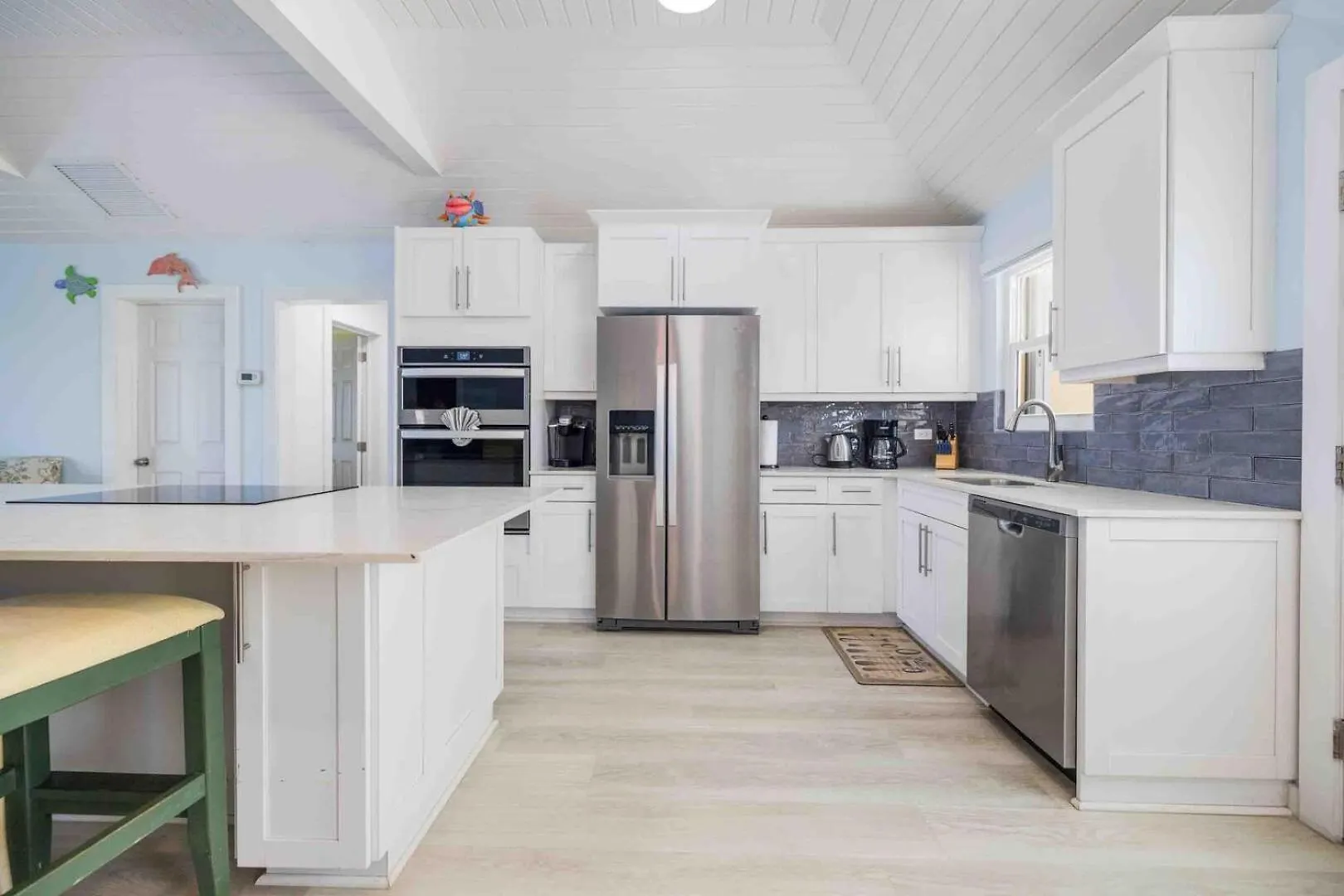 Vila Thatch Hill - Renovated Beach House With Pool, Short Walk To The Rum Point Club Driftwood Village