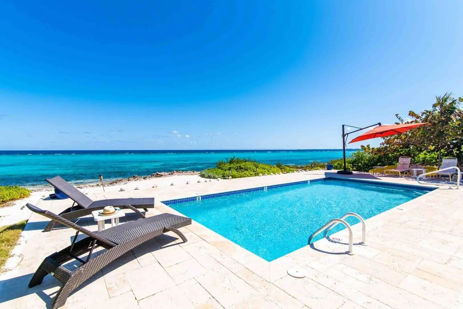 Thatch Hill - Renovated Beach House With Pool, Short Walk To The Rum Point Club Driftwood Village