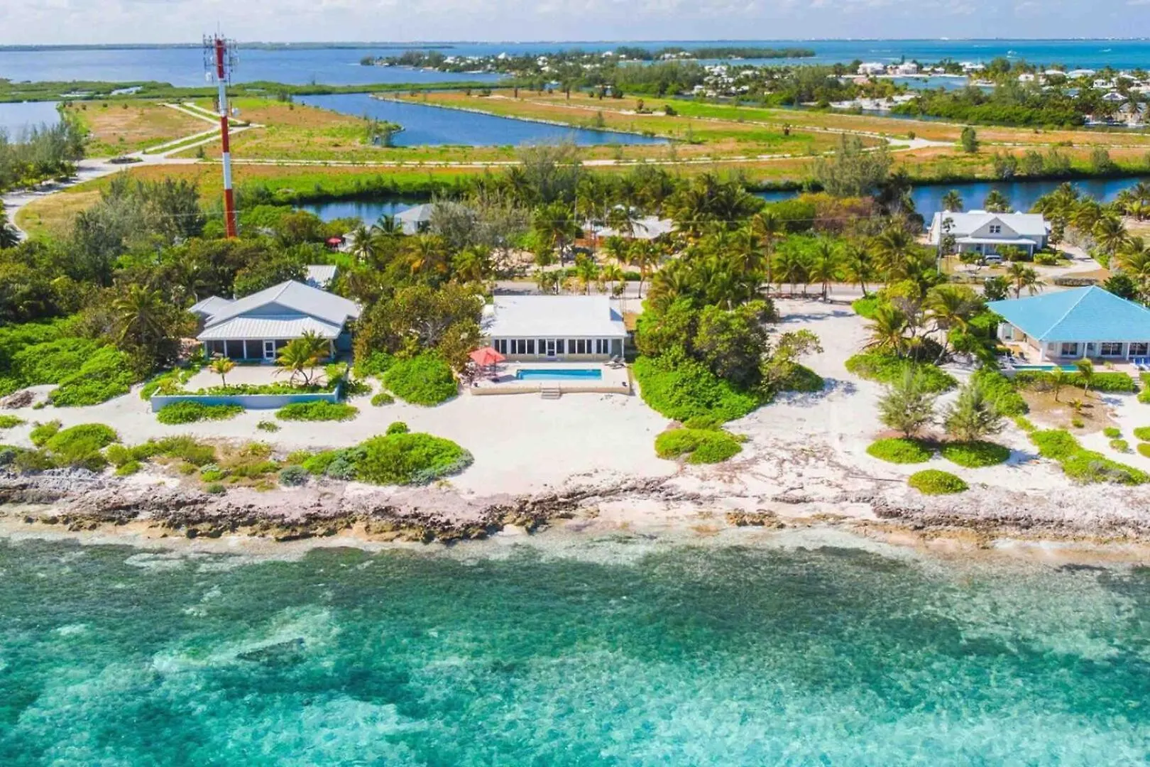 Thatch Hill - Renovated Beach House With Pool, Short Walk To The Rum Point Club Driftwood Village Vila
